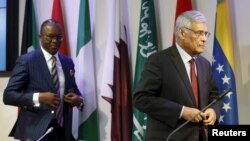 Menteri Perminyakan Nigeria dan Presiden OPEC Emmanuel Ibe Kachikwu (kiri) bersama Sekjen OPEC Abdullah al-Badri usai pertemuan OPEC di Wina, Austria (4/12)