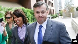 資料照片：美國海軍刑事調查局前特工約翰·波特蘭·貝立沃（右）