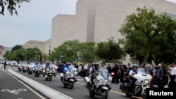 Una comitiva, compuesta por agentes de la Agencia de Protección de la Fuerza del Pentágono, recibe muestras de respeto a su paso por Washington DC tras la agresión al agente George González, el 3 de agosto de 2021.
