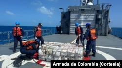 Operaciones de control del mar y contra el crimen transnacional del narcotráfico entre la Policía Nacional y la Armada de Colombia incautan cientos de kilogramos de droga, en una foto publicada el 17 de febrero de 2025 por la marina colombiana en sus redes sociales