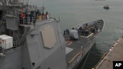美国导弹巡洋舰安提顿号海军官兵前往菲律宾救灾之前在甲板上