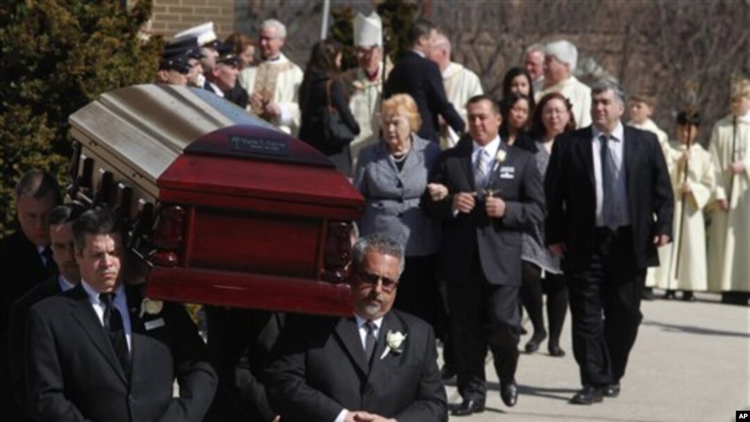 Peti jenazah Marie Colvin, wartawan surat kabar Inggris Sunday Times, yang tewas di Suriah diusung memasuki gereja Katolik Santo Dominikus di Oyster Bay, New York (foto: dok.).