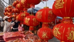 Orang-orang belanja dekorasi Tahun Baru Imlek di Fuyang, Provinsi Anhui, China, 22 Januari 2025. (Foto: AFP)