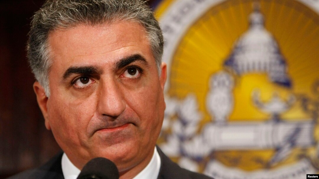 Bekas Putra Mahkota Iran Reza Pahlavi berbicara di National Press Club di Washington, 2009. (Reuters/Larry Downing)