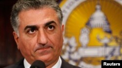 Bekas Putra Mahkota Iran Reza Pahlavi berbicara di National Press Club di Washington, 2009. (Reuters/Larry Downing)