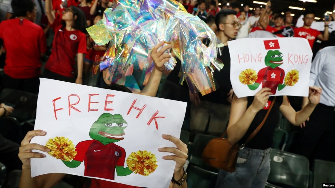 Para penggemar sepak bola menunjukkan poster-poster mendukung demonstran anti pemerintah dalam laga kualifikasi Piala Dunia antara Hong Kong dan Iran di Stadion Hong Kong, China, 10 September 2019. (Foto: Reuters)