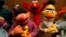 Bert y Ernie, Elmo, y otras marionetas son parte de la donación de la familia de Jim Henson a la Institución Smithsonian.