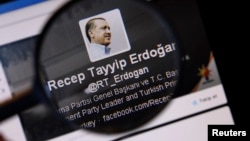 Gambar PM Turki Recep Tayyip Erdogan pada sebuah akun twitter di Istanbul (21/3).