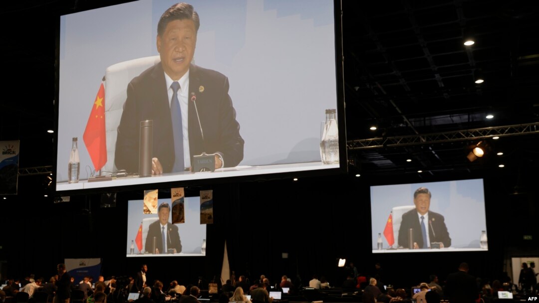 Una pantalla gigante en el centro de prensa muestra al presidente de China, Xi Jinping, haciendo uso de la palabra en la cumbre del BRICS en Johannesburgo, Sudáfrica, el 24 de agosto de 2023.