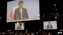 Una pantalla gigante en el centro de prensa muestra al presidente de China, Xi Jinping, haciendo uso de la palabra en la cumbre del BRICS en Johannesburgo, Sudáfrica, el 24 de agosto de 2023.