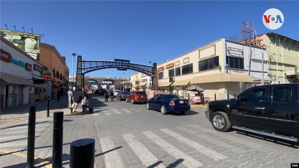 Conductores esperan por horas para poder cruzar a Estados Unidos desde Ciudad Ju&#225;rez, en M&#233;xico. 