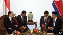 지난 5월 인도네시아 자카르타에서 회담한 북한 김영남 최고인민회의 상임위원장(왼쪽)과 수실로 밤방 유도요노 인도네시아 대통령.