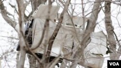 Una parte de la avioneta quedó en lo alto de un árbol después de que se estrellara en una carretera en Harding, Nueva Jersey. Cinco personas que viajaban en el aparato murieron y ninguna en tierra.