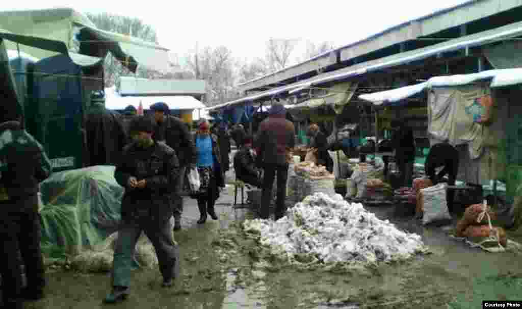 Qor bozor yo&#39;laklarini abgor holatga keltirgan, ammo savdo to&#39;xtamaydi.