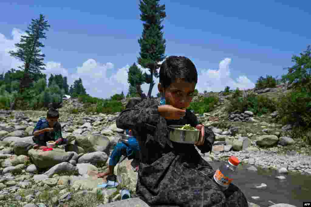 لنچ ٹائم کے دوران بچے کھانا کھاتے ہوئے۔