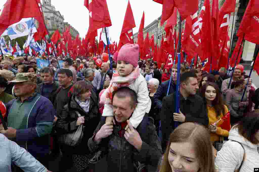 Para pendukung Partai Sosial Demokrat merayakan Hari BUruh di tengah kota Kyiv, Ukraina, 1 Mei 2017.