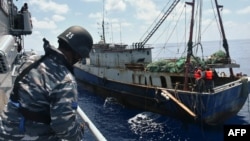 FILE - KRI Imam Bonjol-363 (kiri) menahan kapal nelayan China di perairan Natuna, 21 Juni 2016. (Foto: TNI AL via AFP)