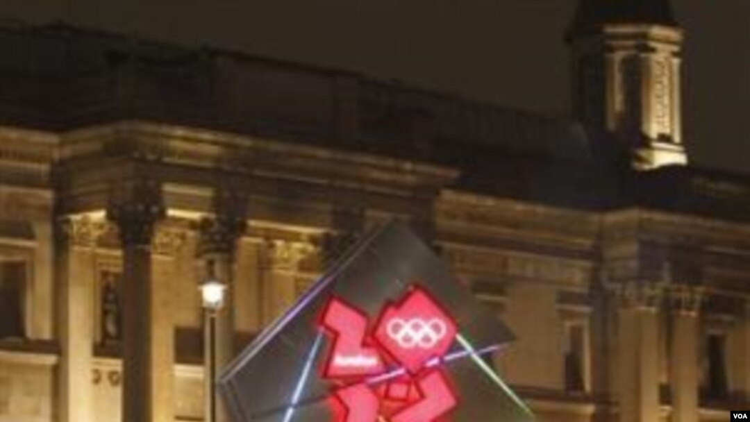 Jam Omega yang menandai penghitungan mundur Olimpiade London 2012 diresmikan pada upacara di Lapangan Trafalgar, London, hari Senin (14/3). Sayangnya, jam tersebut rusak kurang dari sehari sehingga harus diperbaiki.