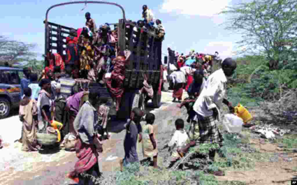 Kumanaan barakacayaal ah oo gaadhay Muqdisho, kaddib markii ay abaaruhu ka soo barakiciyeen koofurta Somalia. July 12, 2011