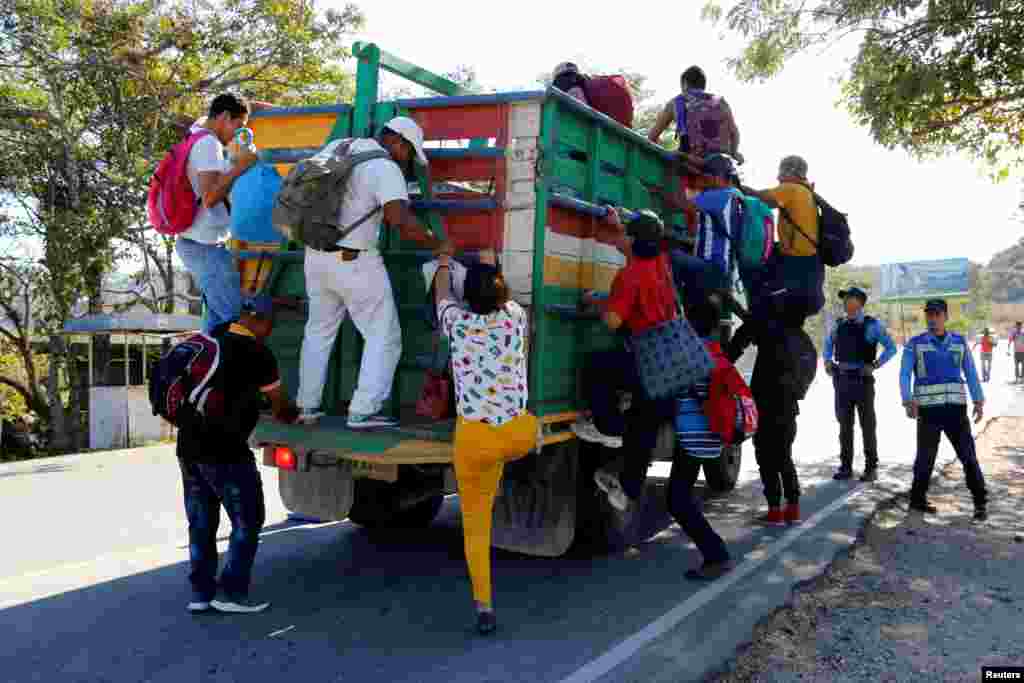 Los migrantes se suben a un camión para continuar su viaje hacia Estados Unidos, y así aliviar por tramos el cuerpo cansado por la larga caminata.&nbsp;&nbsp;