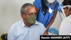 Le président des Seychelles Wavel Ramkalawan reçoit la première dose du vaccin anti-covid à Victoria, Seychelles, le 10 janvier 2021.