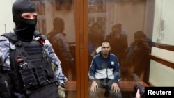 莫斯科音乐厅攻击案件嫌疑人拉查巴利佐达在莫斯科巴斯曼地区法庭出庭。（2024年3月24日）