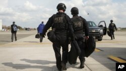 Para anggota tim Kontra Serangan Dinas Rahasia AS, yang melindungi Presiden Amerika seandainya diserang melakukan tugasnya di Waregem, Belgia (26/3). 