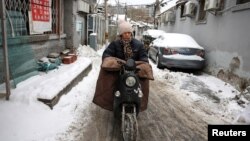 La nieve y una intensa ola de frío cubren Beijing, la capital de China, a unos días de que inicie oficialmente el invierno. 