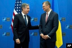 Menteri Luar Negeri AS Antony Blinken (kiri) dan Menteri Luar Negeri Ukraina Dmytro Kuleba dalam konferensi pers di tengah pertemuan Menteri Luar Negeri NATO tentang Ukraina di Markas Besar NATO di Brussels, Belgia, Rabu, 29 November 2023. (Saul Loeb/Pool Photo via AP)