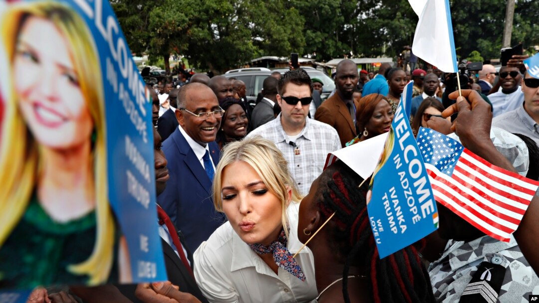 Penasihat senior Gedung Putih Ivanka Trump disambut warga saat tiba di Adzope, Pantai Gading, 17 April 2019.