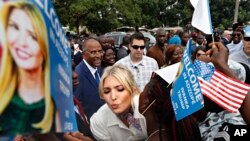 Penasihat senior Gedung Putih Ivanka Trump disambut warga saat tiba di Adzope, Pantai Gading, 17 April 2019.