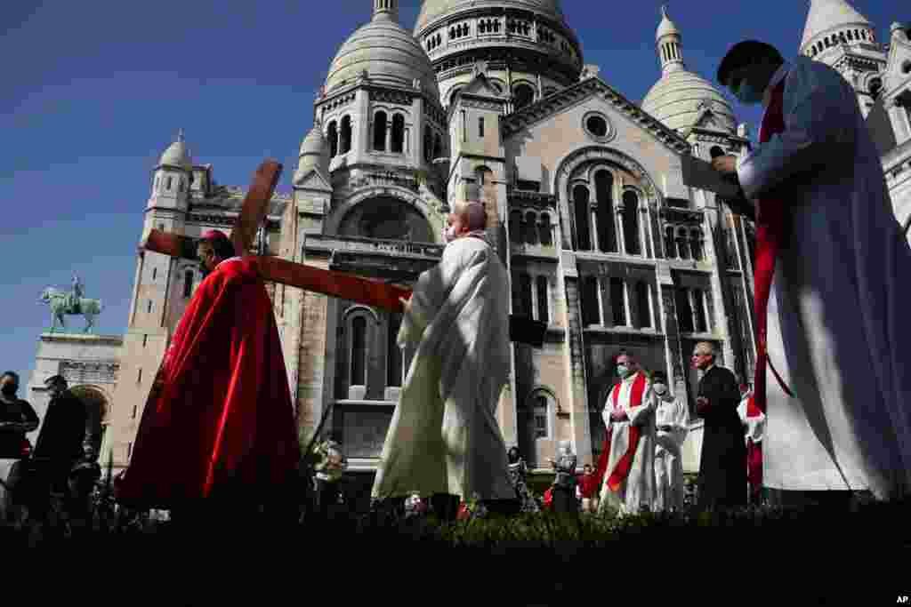 프랑스 파리 스크레쾨르 성당 앞에서 가톨릭 성직자들이 부활절을 앞두고 예수 그리스도가 십자가에 못박혀 죽은 성금요일을 기념하고 있다. 