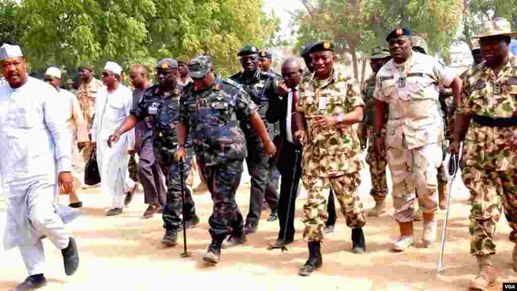 Shugaba Goodluck Jonathan ya ziyarci garin Baga dake jihar Borno, don yabawa dakarun Najeriya da suka kwato yankunan da a da suke hannun &lsquo;yan Boko Haram.