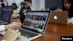 People work at the office of food-finder app Lozi in Hanoi, Vietnam, April 7, 2016. Vietnam's tech startups are emerging as foreign private equity funds bet on the country's talented young brains. (REUTERS/Kham)