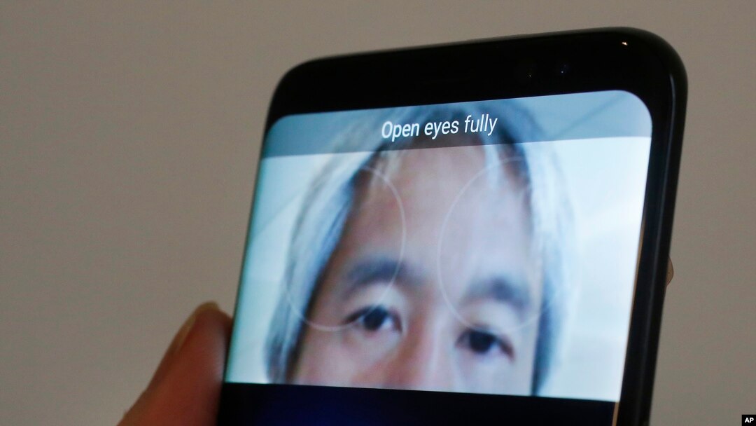 El Samsung Galaxy S8 se desbloquea usando una función de escaneo del iris del propietario.