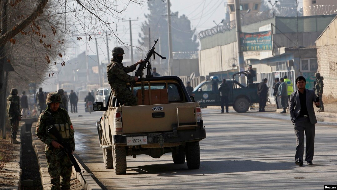 Pasukan keamanan Afghanistan terus mengamati lokasi ledakan bom dekat pintu masuk Kedutaan AS di Kabul (12/12).