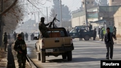 Pasukan keamanan Afghanistan terus mengamati lokasi ledakan bom dekat pintu masuk Kedutaan AS di Kabul (12/12).