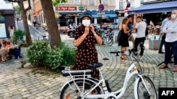 Current mayor of Paris and candidate in the forthcoming 2020 mayoral elections for the socialist Party (PS) Anne Hidalgo prepares to ride her bike in Paris on June 25, 2020. 