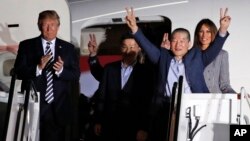 Los tres detenidos liberados llegaron alrededor de las 3:00 am. (hora de Washington) acompañados por el secretario de Estado, Mike Pompeo, quien se reunió en Corea del Norte para ultimar detalles de la cumbre entre Trump y Kim Jong Un.