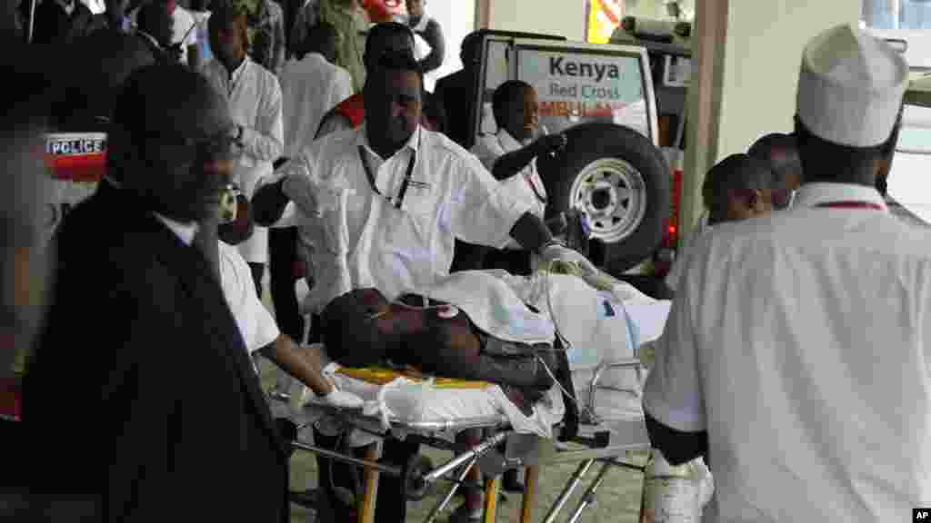 Des médecins et le personnel médical au chevet d’un homme blessé amenée à l'Hôpital national Kenyatta de Nairobi, au Kenya, Mardi 7 juillet 2015, après une attaque perpétrée par hommes armés à Mandera.