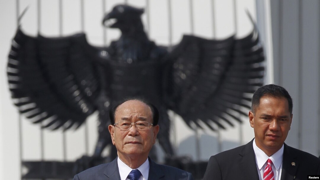 Ketua Parlemen Korut Kim Yong-nam (kiri) didampingi Menteri Perdagangan RI Gita Wirjawan di Taman Makam Pahlawan Kalibata, Jakarta (14/5).