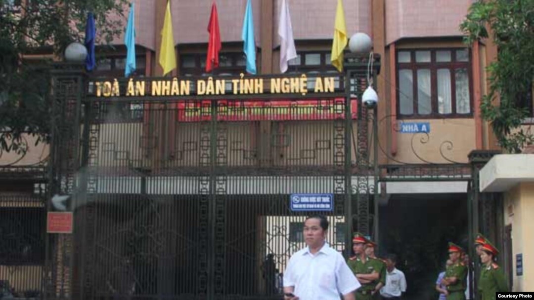 Công an canh gác trước Tòa án Nhân dân tỉnh Nghệ An (Ảnh: nuvuongcongly.net)