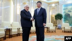 Kissinger (solda), Çin Devlet Başkanı Xi Jinping ile Pekin'de görüşmüştü - 17 Mart 2015