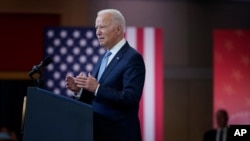 Le président Joe Biden prononce un discours sur le droit de vote au National Constitution Center, à Philadelphie, le 13 juillet 2021.