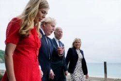 El presidente Joe Biden y la primera dama Jill Biden son recibidos y caminan con el primer ministro británico Boris Johnson y su esposa Carrie Johnson, antes de la cumbre del G-7, el 10 de junio de 2021.
