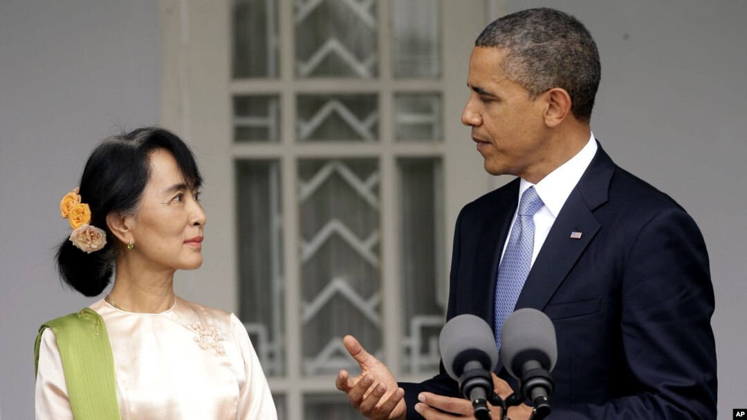 Tổng thống Obama và lãnh tụ đối lập Miến Điện Aung San Suu Kyi trong cuộc họp báo tại tư gia của bà Suu Kyi ở Yangon, Myanmar, ngày 19/11/2012.