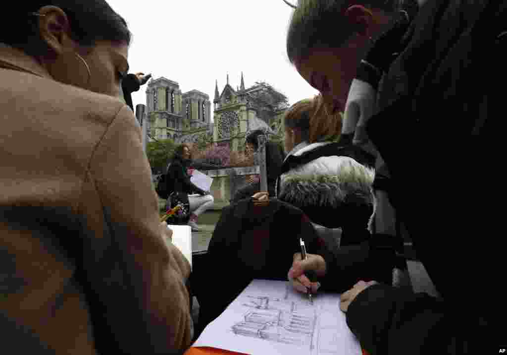 APTOPIX France Notre Dame Fire