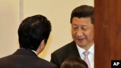 习近平(右)2015年4月在雅加达出席亚非首脑会议期间会晤日本首相安倍晋三