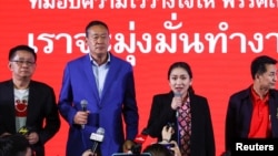 เศรษฐา ทวีสิน นักธุรกิจอสังหาริมทรัพย์ไทย และแพทองธาร ชินวัตร บุตรสาวของอดีตนายกรัฐมนตรีทักษิณ ชินวัตร 2 แคนดิเดตนายกรัฐมนตรีจากพรรคเพื่อไทย ให้สัมภาษณ์กับสื่อหลังปิดหีบเลือกตั้ง ที่กรุงเทพฯ เมื่อ 14 พฤษภาคม