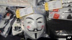 Barang bukti yang disita terkait penangkapan sembilan orang yang diduga terlibat dalam rencana penanaman bom di sekitar Hong Kong, 25 Mei 2023. (Foto: AP)